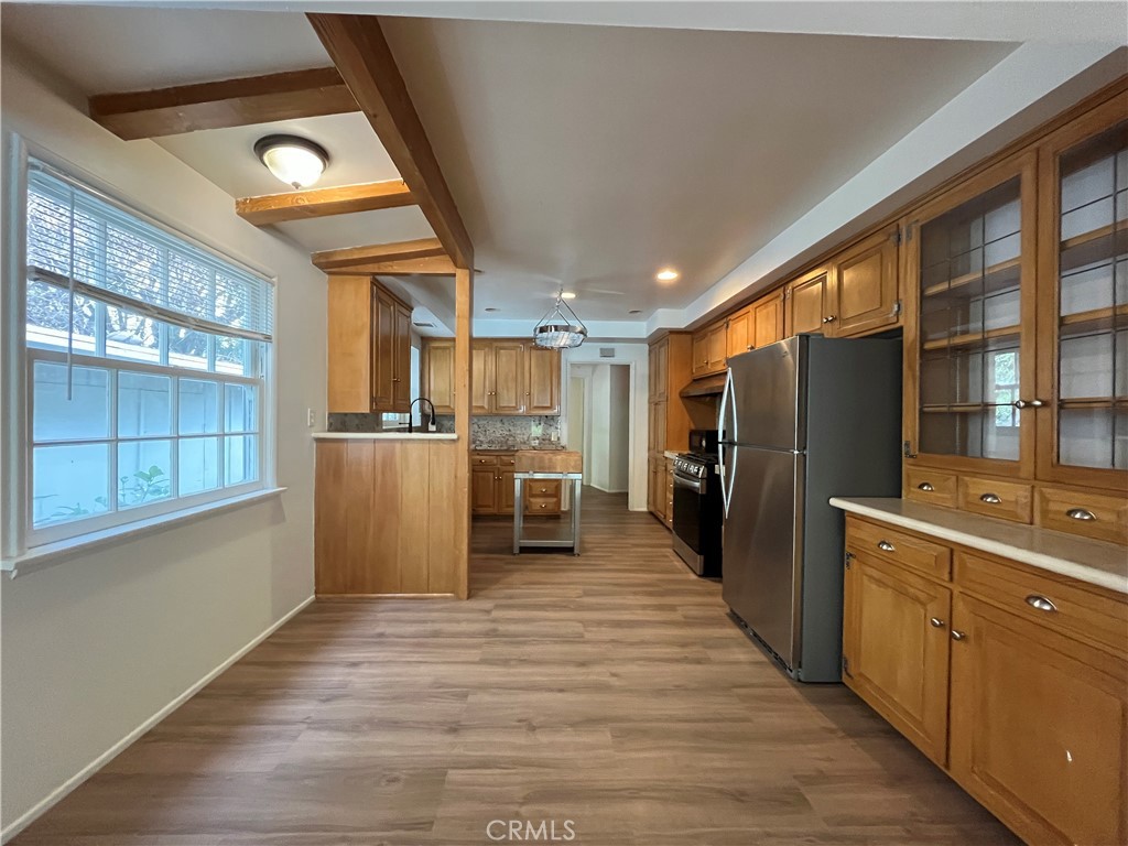 4539 Hayvenhurst Avenue Encino, CA 91436 - Photo 9 of 22