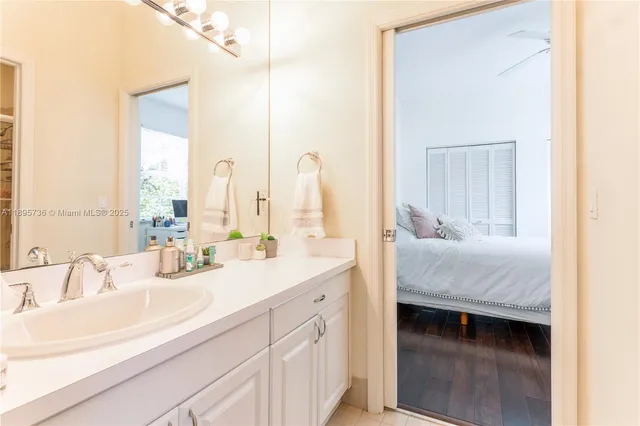 a en suite bathroom with a double vanity sink and mirror