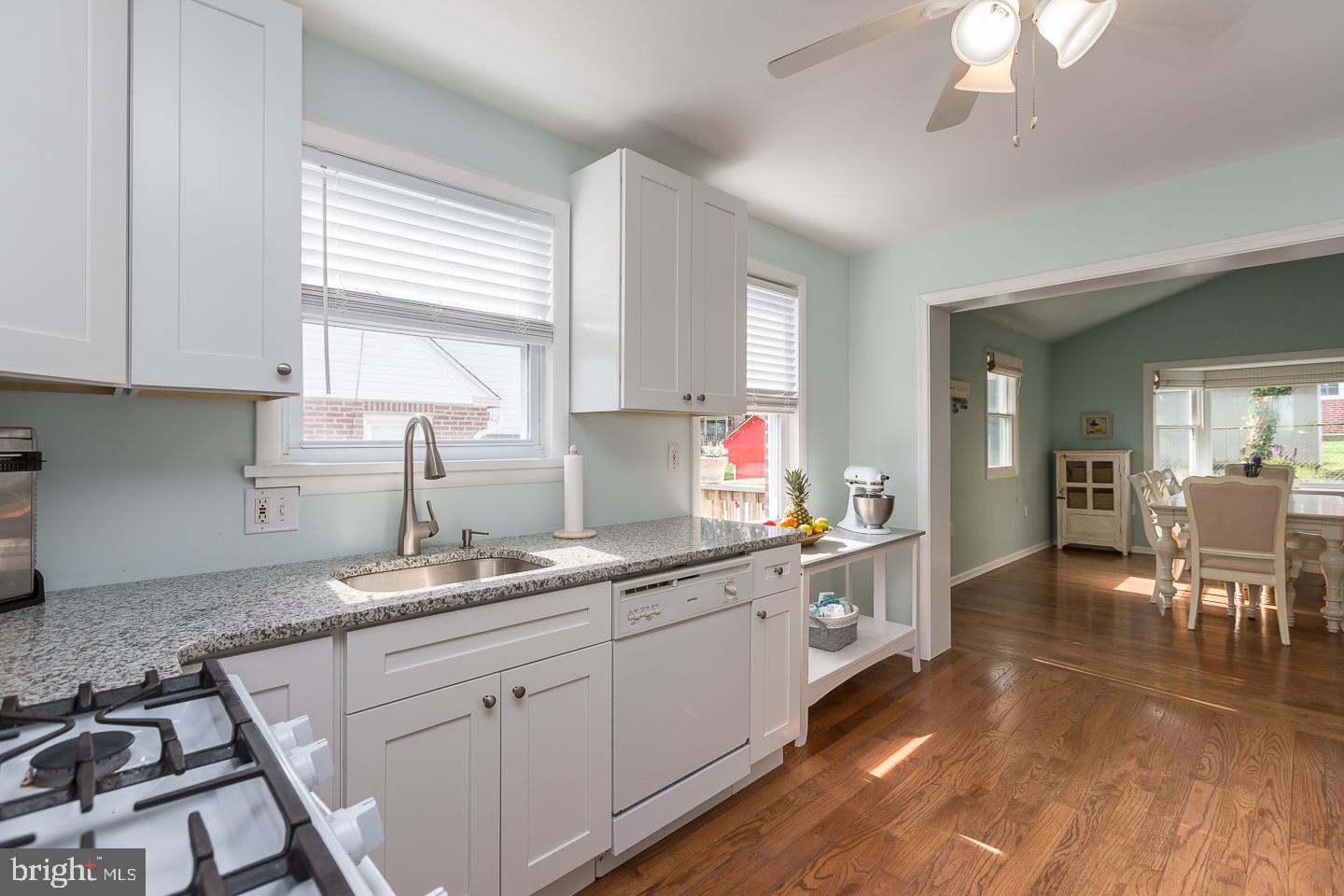 428 Lawrence Road Havertown, PA 19083 - Photo 3 of 37