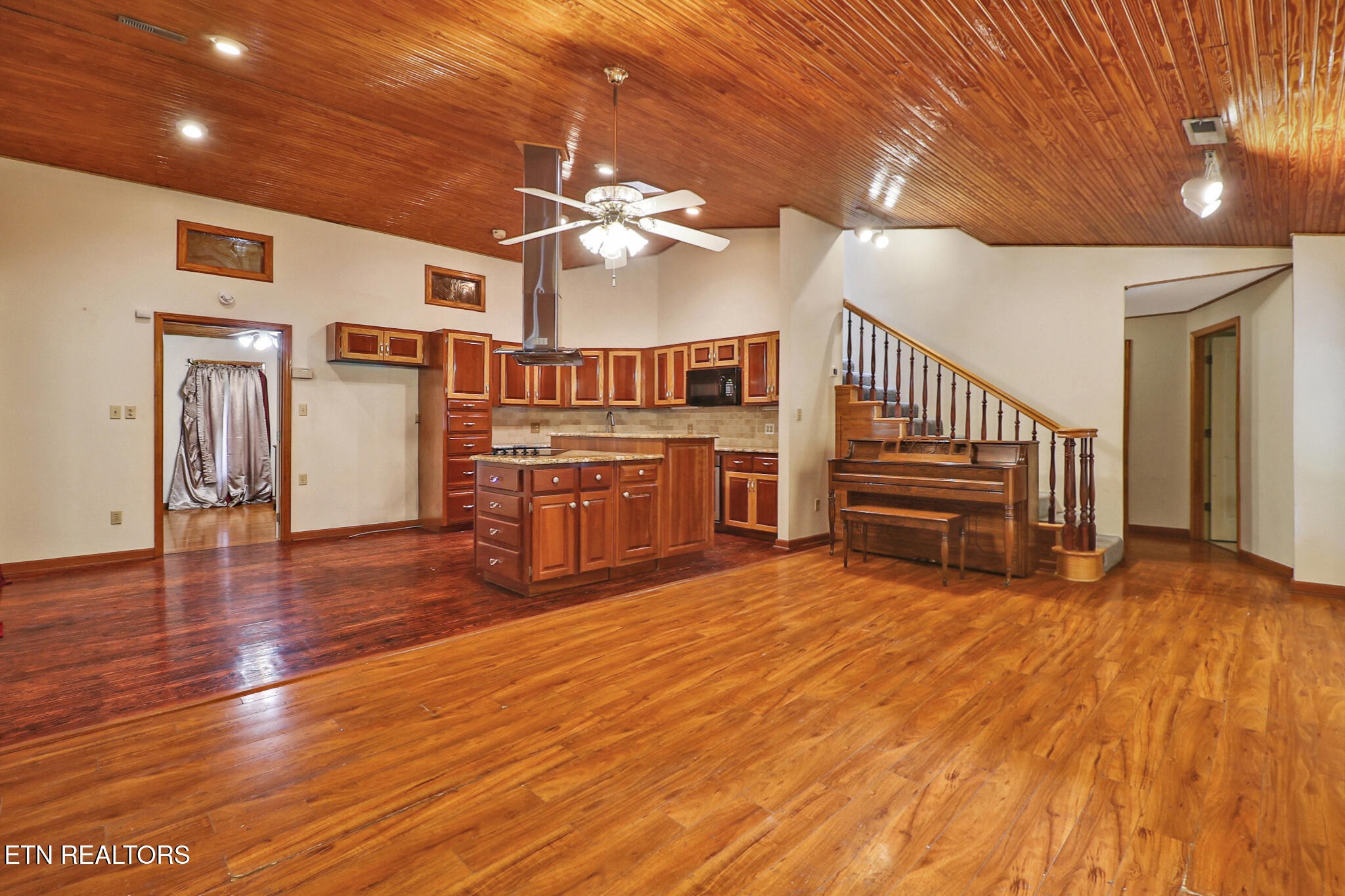 395 Ashley Lane Oneida, TN 37841 - Photo 9 of 40