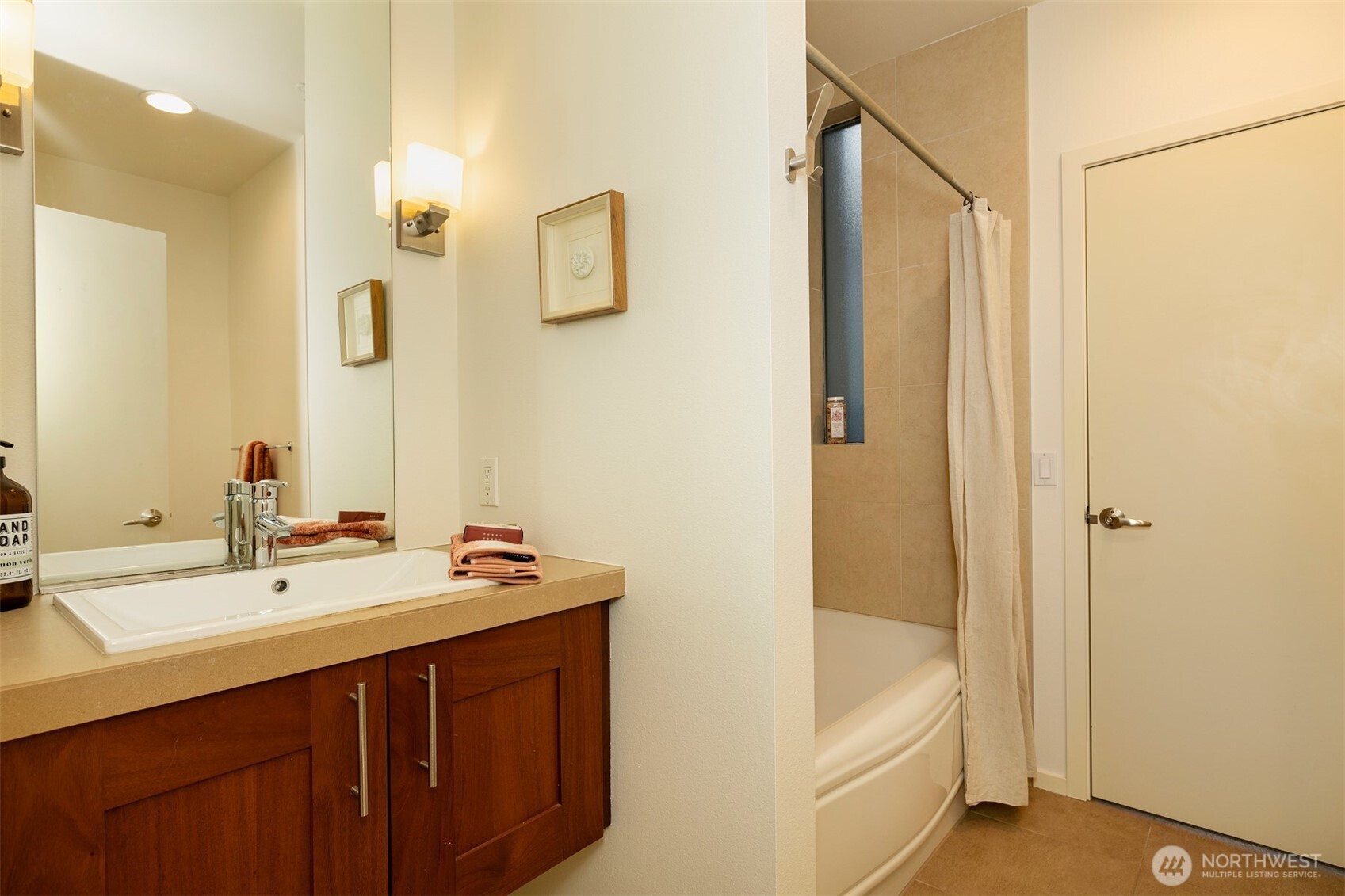 1810 11th Avenue, Unit A Seattle, WA 98122 - Photo 17 of 35