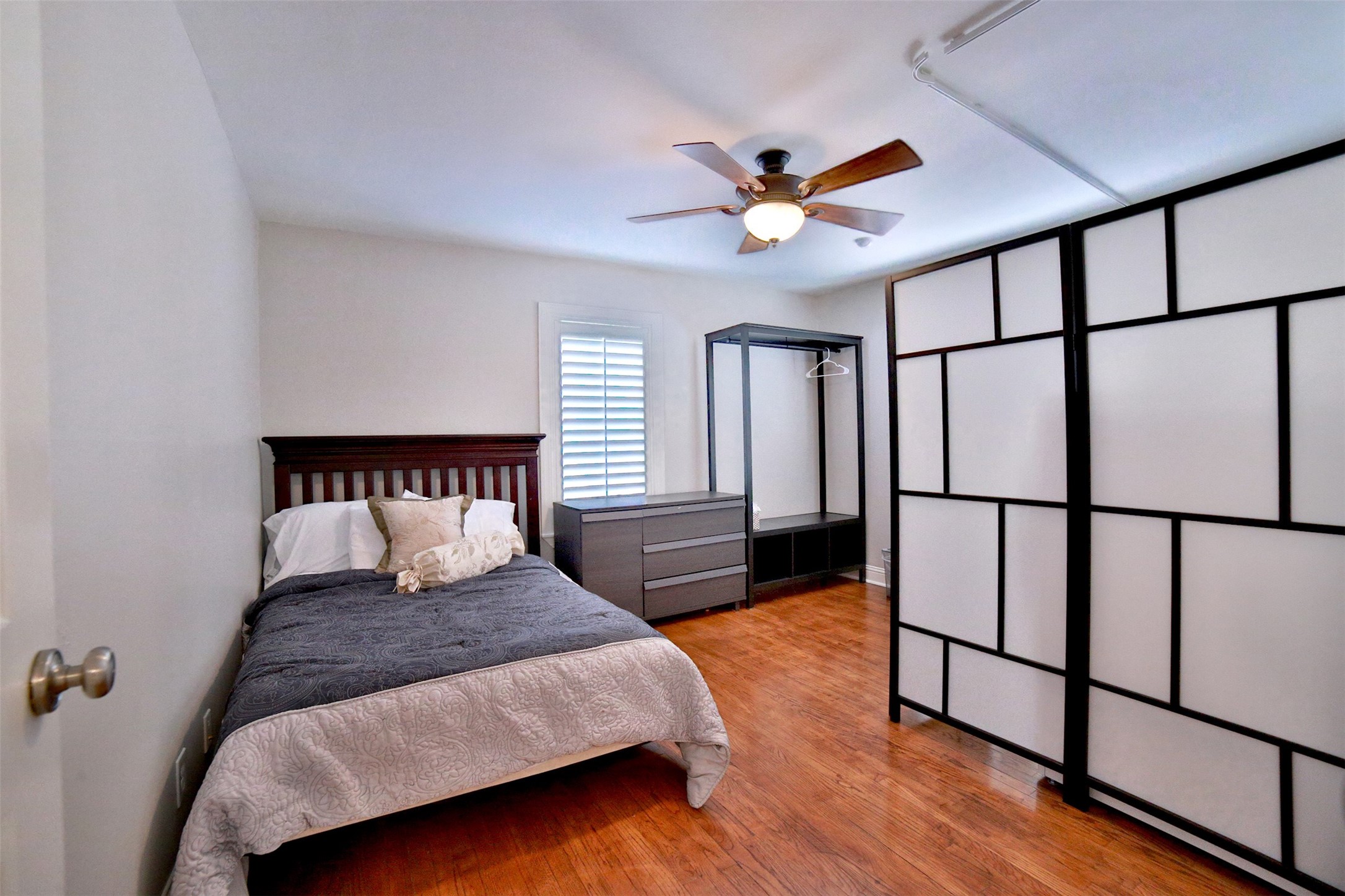 2625 Peckham Street Houston, TX 77098 - Photo 23 of 27 a spacious bedroom with a bed and a window