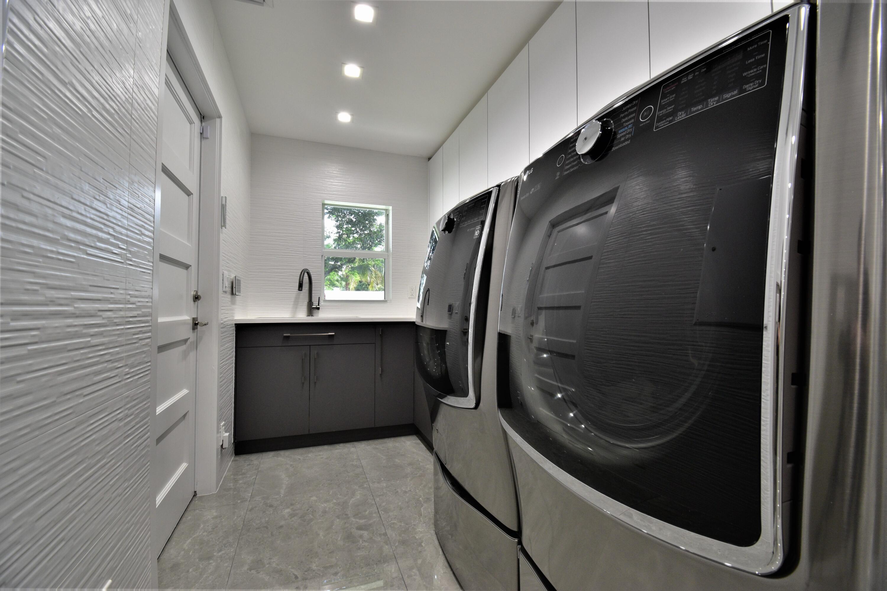 20950 Pinar Trail Boca Raton, FL 33433 - Photo 41 of 90 Laundry room