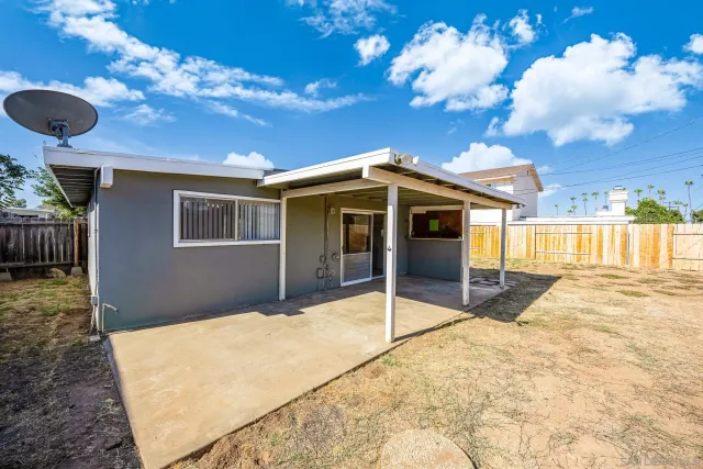 a view of a house with backyard and garden