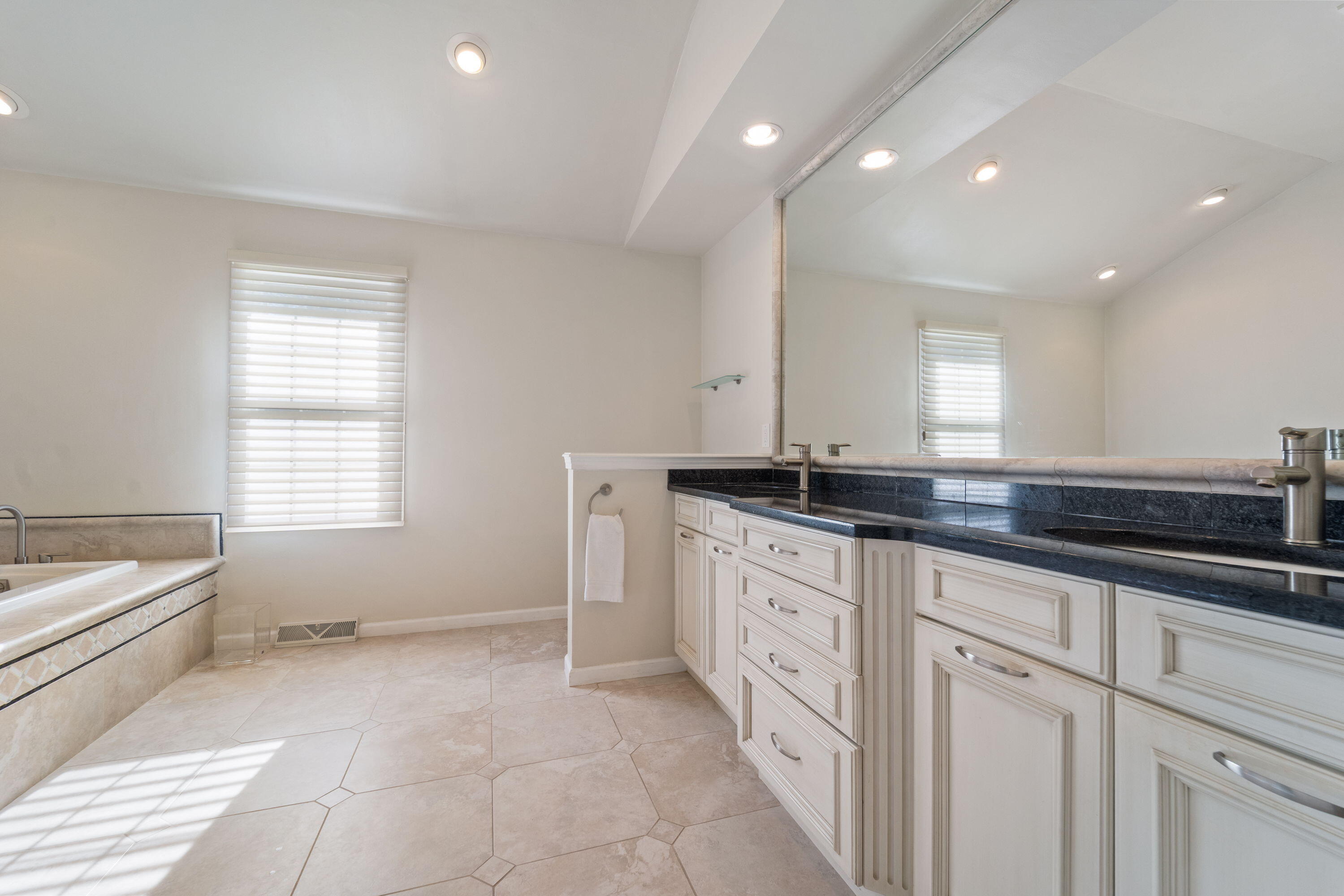 9840 North Otto Road Mequon, WI 53092 - Photo 23 of 45 Primary Bathroom