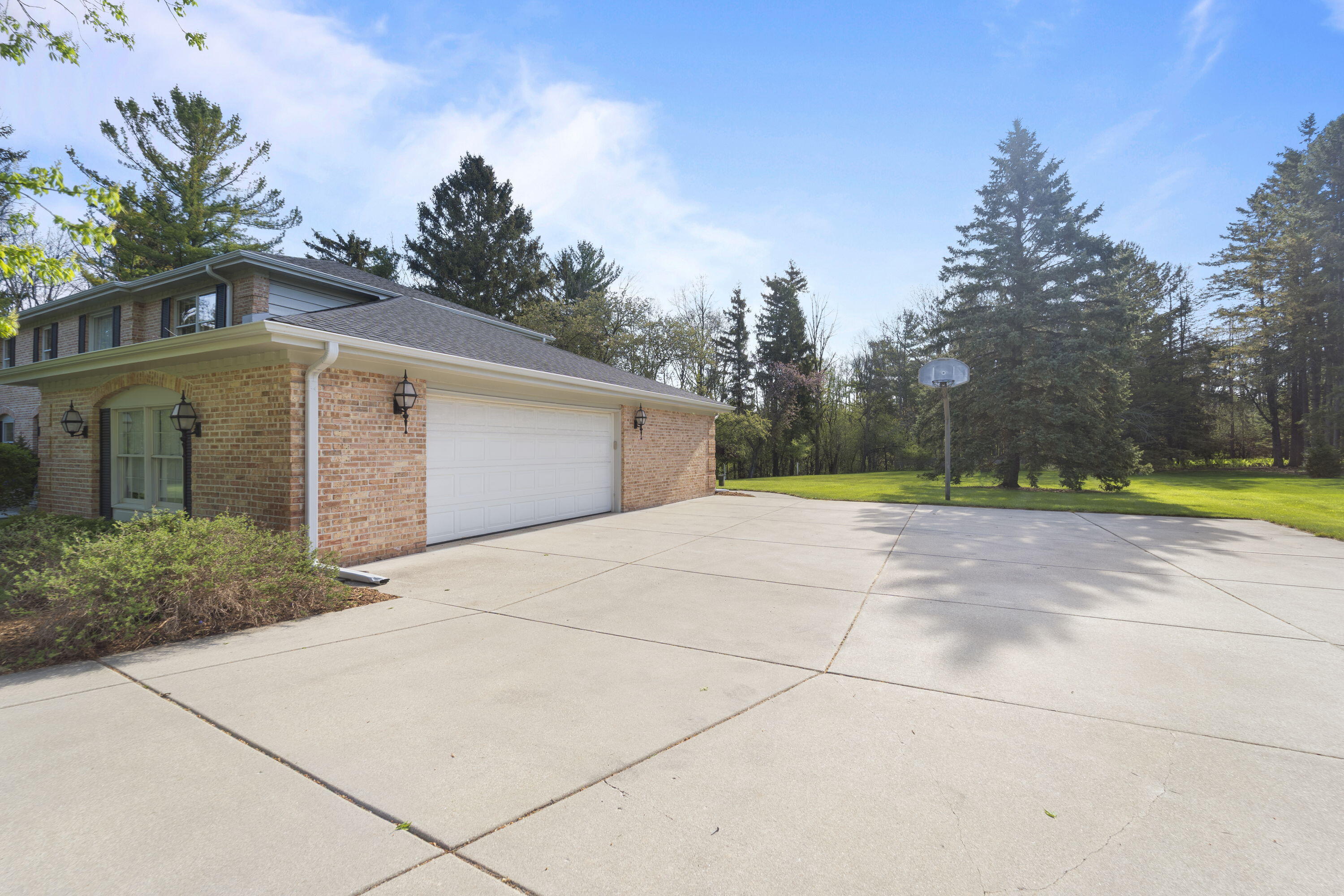 9840 North Otto Road Mequon, WI 53092 - Photo 36 of 45 Ample Parking
