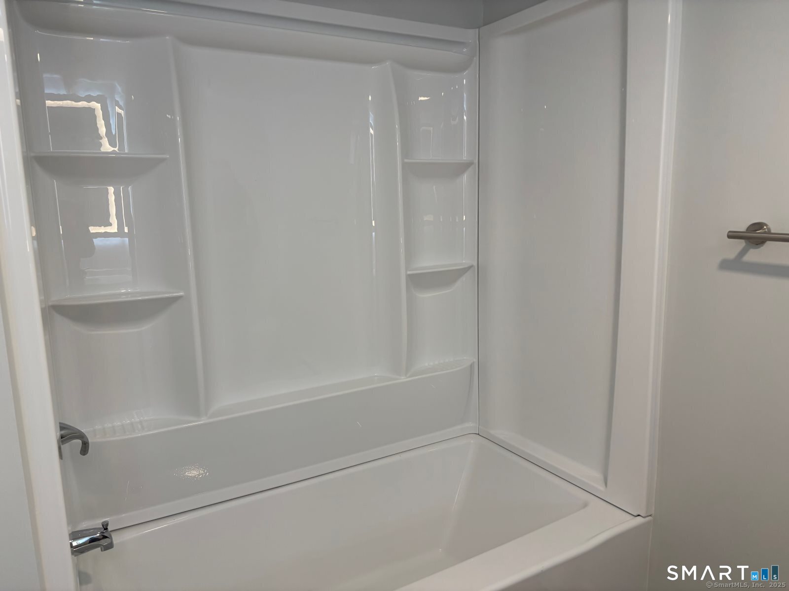 82 Longview Street, Unit 36 Waterford, CT 06385 - Photo 10 of 14 a bathroom with a bathtub