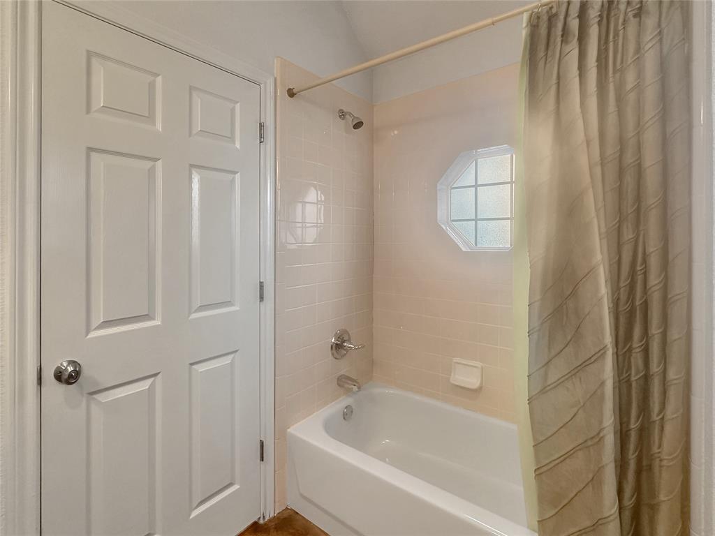 10717 Greenview Court Benbrook, TX 76126 - Photo 15 of 36 a bathroom with a bathtub