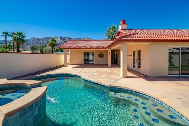 a view of a backyard with pathway