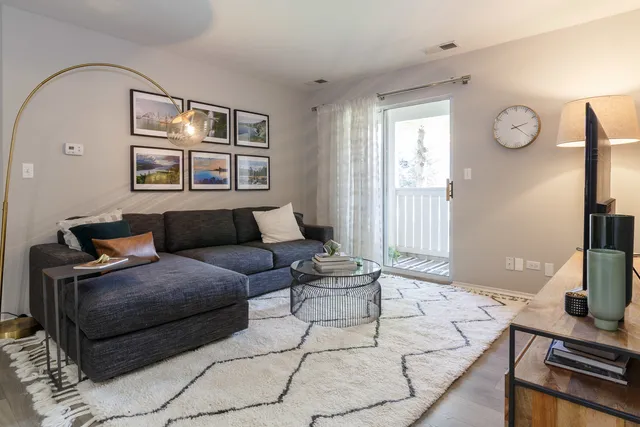 $2,449 | 1691 East Greenbriar Drive, Unit 3814, Schaumburg, IL 60173