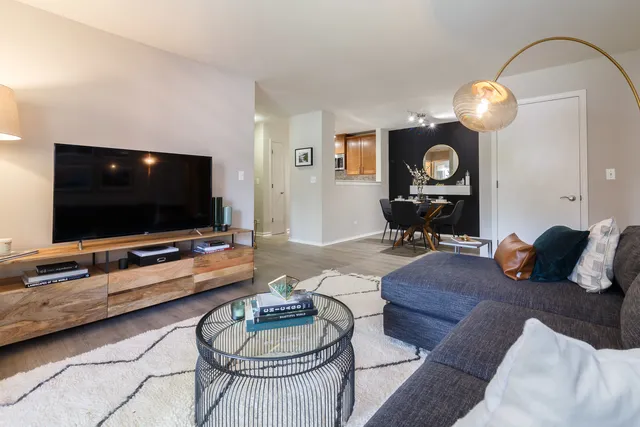 $2,449 | 1691 East Greenbriar Drive, Unit 3814, Schaumburg, IL 60173