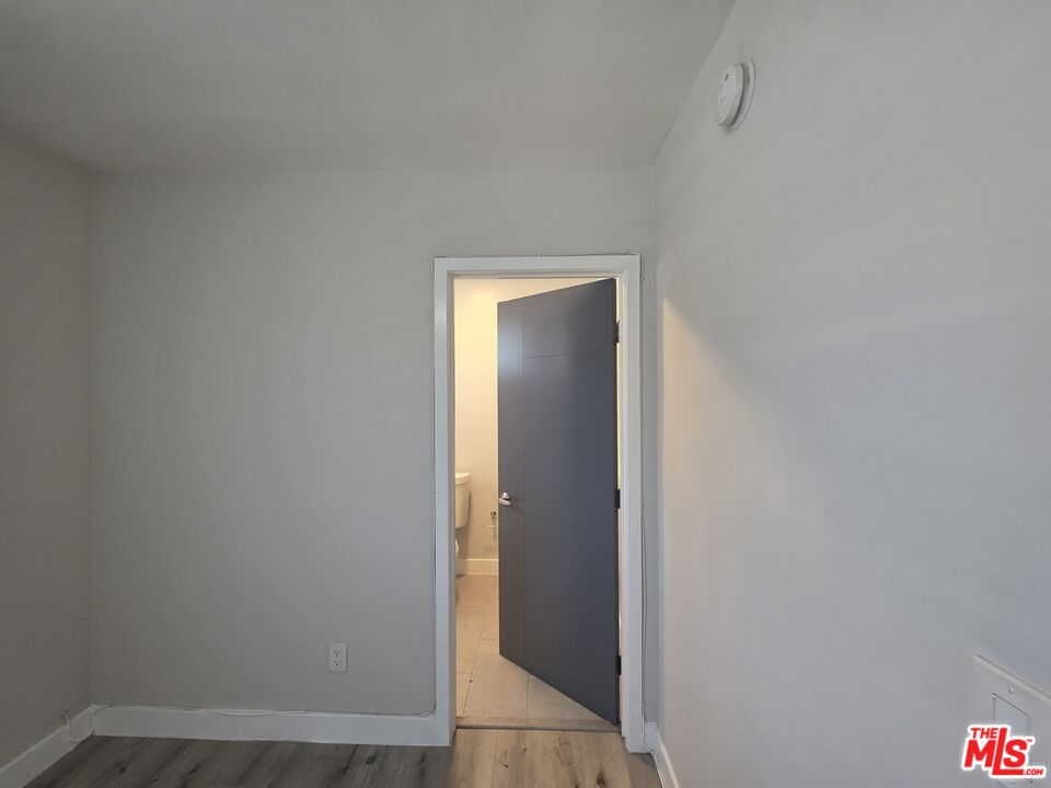 1505 South Cochran Avenue, Unit 4 Los Angeles, CA 90019 - Photo 27 of 45 a view of a hallway