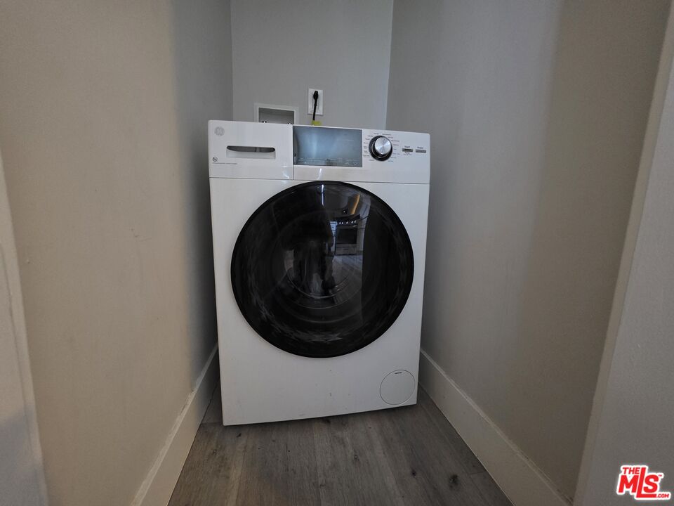 1505 South Cochran Avenue, Unit 4 Los Angeles, CA 90019 - Photo 33 of 45 a utility room with washing machine