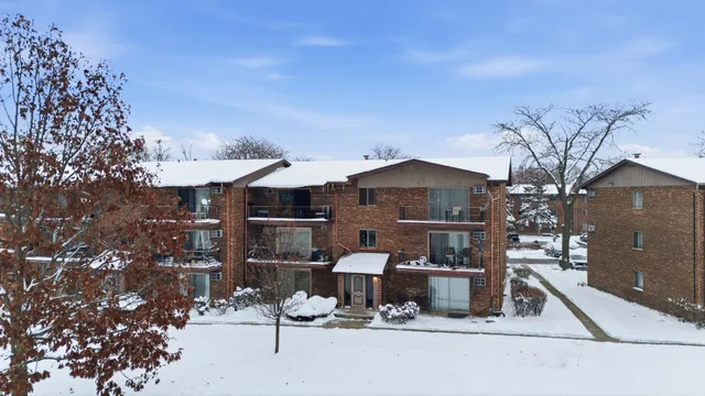 $1,800 | 2556 Waterbury Drive, Unit 1905, Woodridge, IL 60517