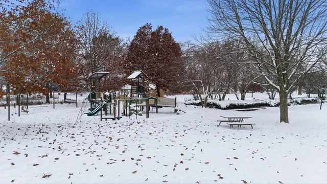 $1,800 | 2556 Waterbury Drive, Unit 1905, Woodridge, IL 60517