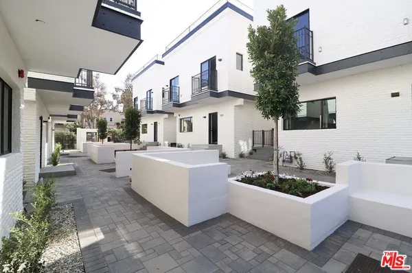 $5,000 | 1253 South Plymouth Boulevard, Los Angeles, CA 90019