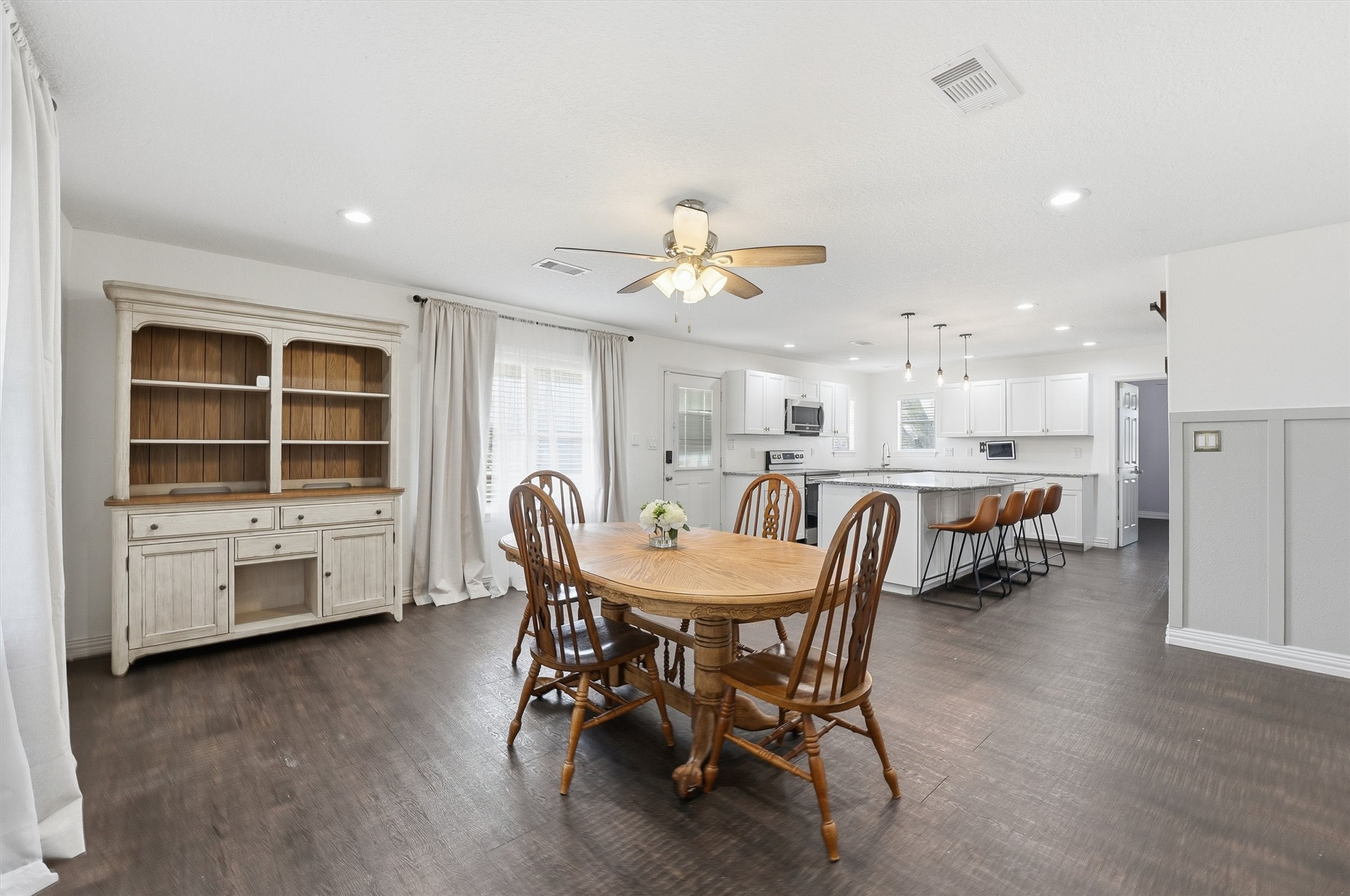 611 Reidland Road Crosby, TX 77532 - Photo 9 of 35 Open-concept dining room and kitchen