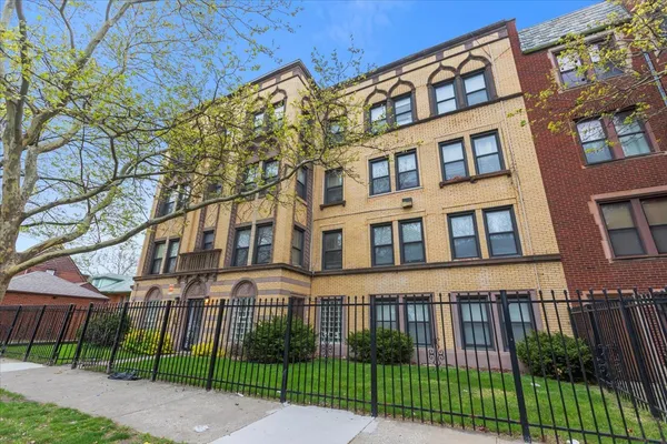 $1,000 | 1934 East 74th Street, Unit 302, Chicago, IL 60649