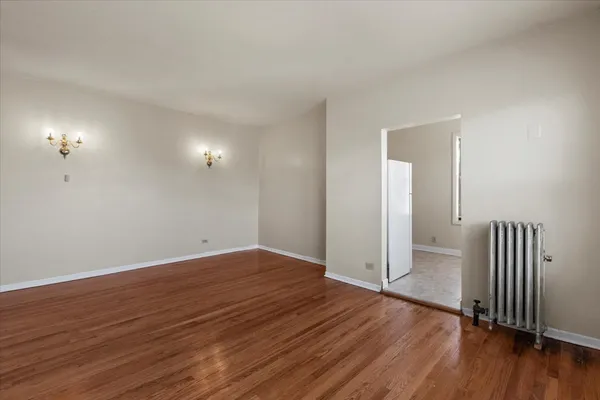 $1,000 | 1934 East 74th Street, Unit 302, Chicago, IL 60649