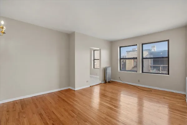 $1,000 | 1934 East 74th Street, Unit 302, Chicago, IL 60649