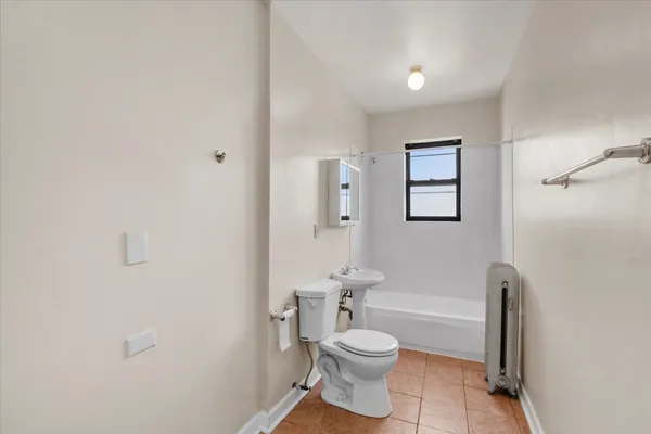 $1,000 | 1934 East 74th Street, Unit 302, Chicago, IL 60649