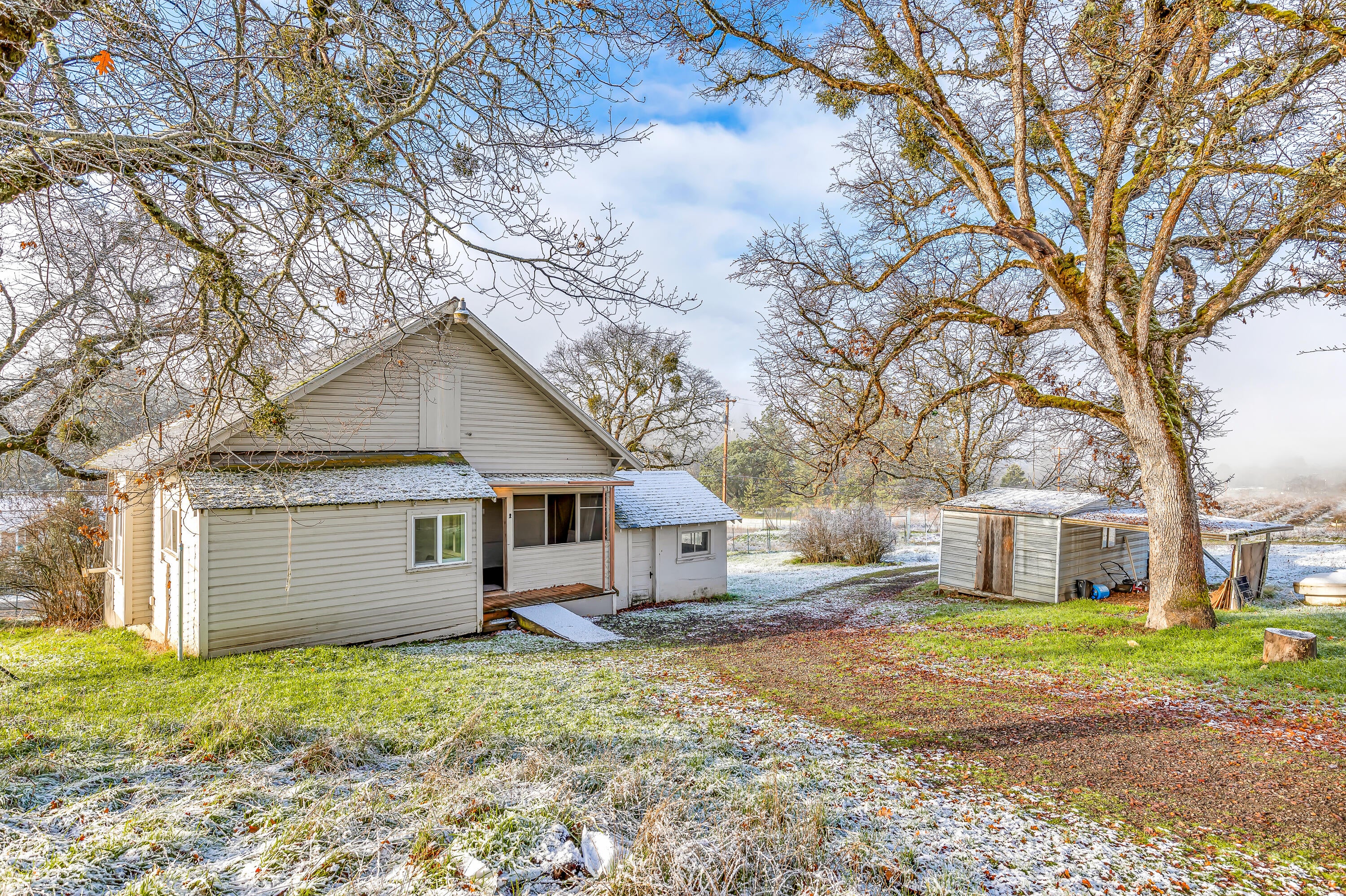 5828 Old Stage Road Central Point, OR 97502 - Photo 4 of 24 9R9A7968