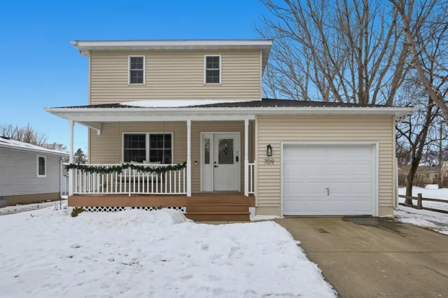 $289,900 | 709 5th Street Southeast, Barnesville, MN 56514