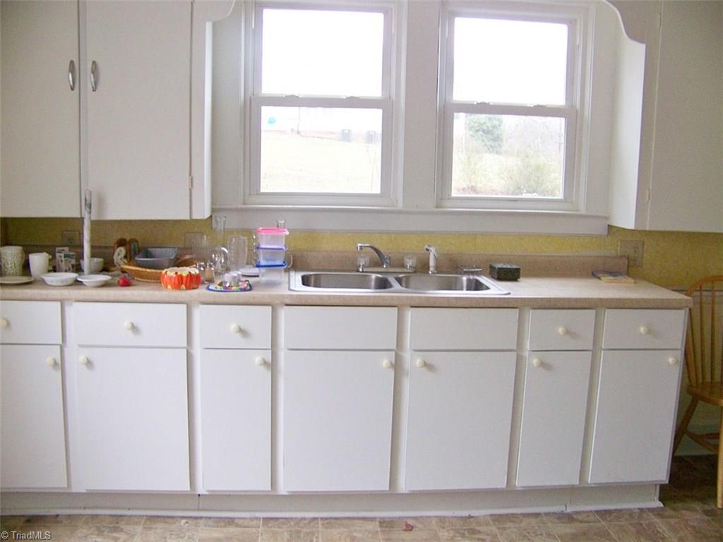 562 South Franklin Road Mount Airy, NC 27030 - Photo 5 of 15 Kitchen