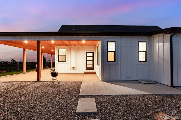 a view of entryway with a big yard