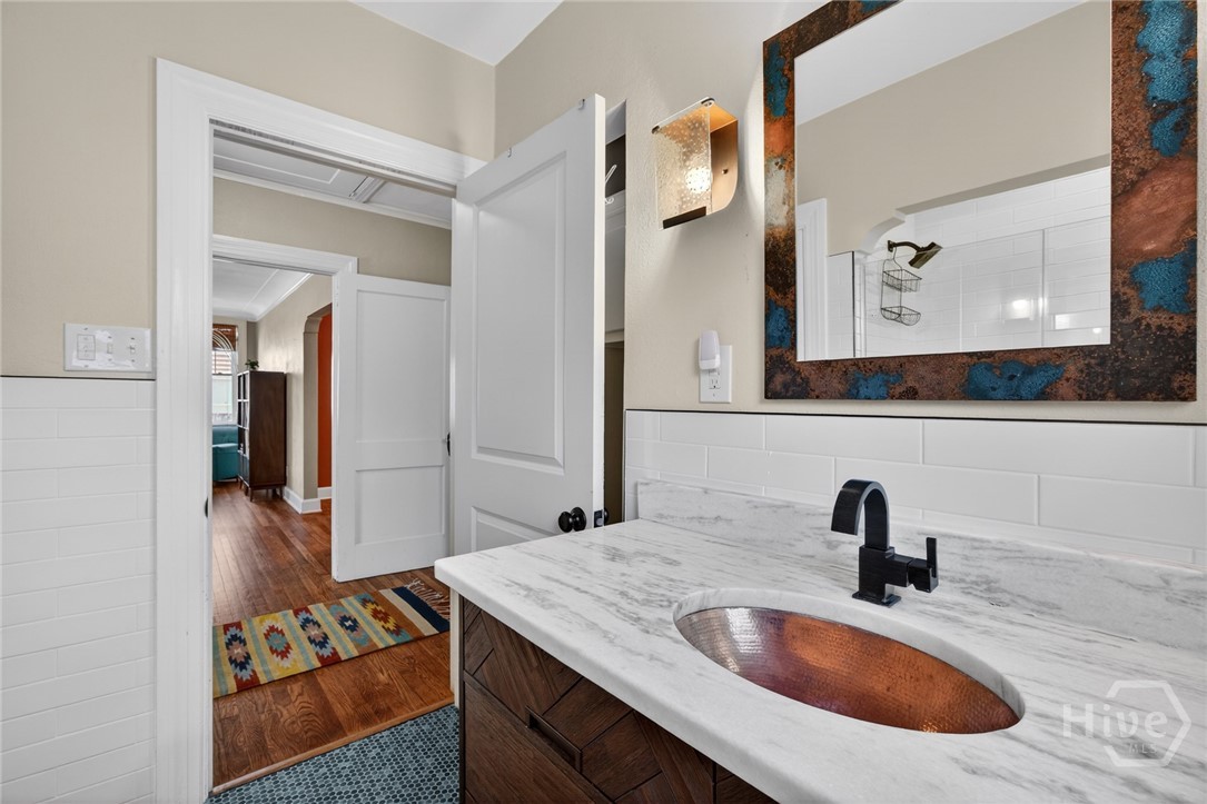 512 East 58th Street Savannah, GA 31405 - Photo 17 of 44 Full bathroom downstairs