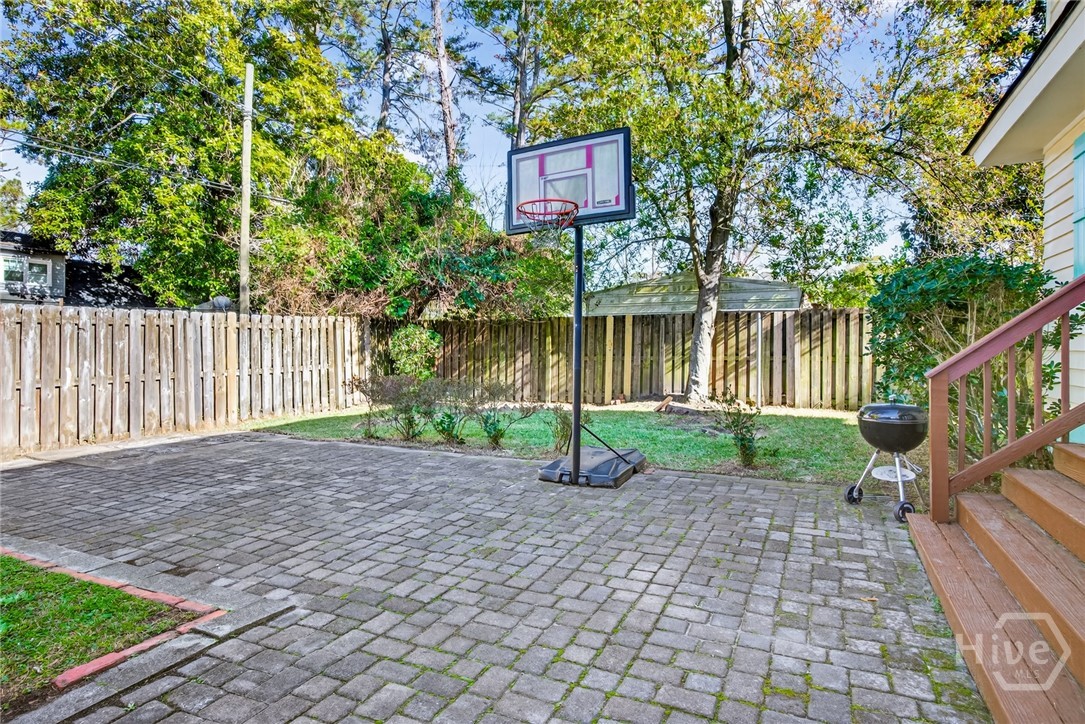 512 East 58th Street Savannah, GA 31405 - Photo 32 of 44 Great space for entertaining