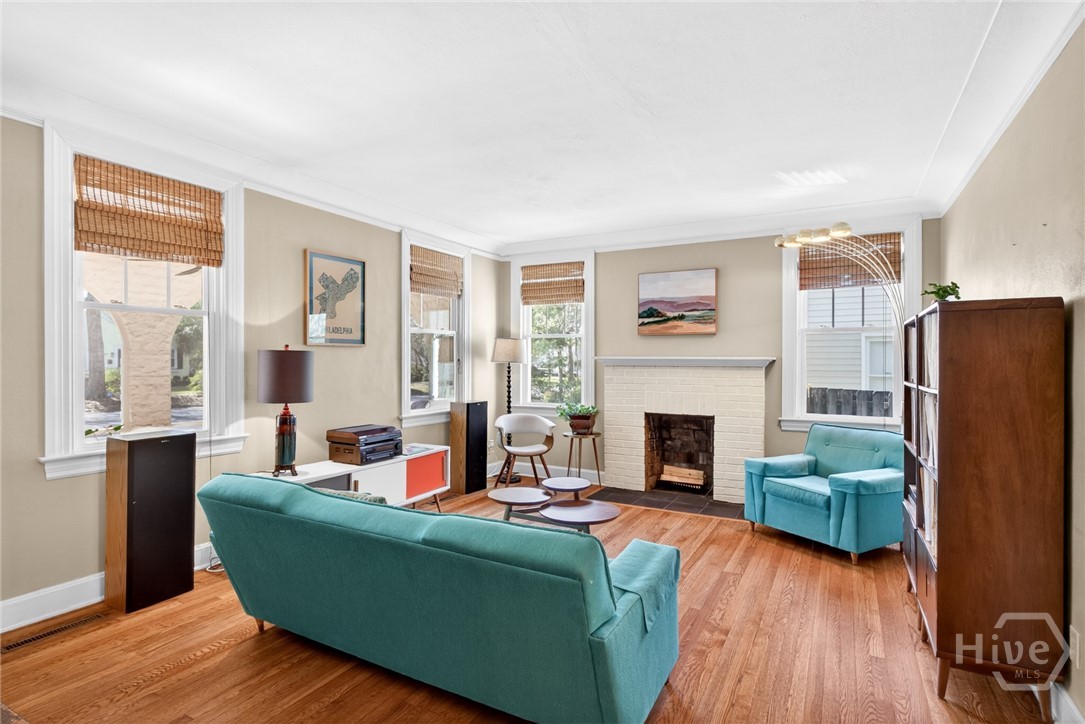 512 East 58th Street Savannah, GA 31405 - Photo 5 of 44 Living room