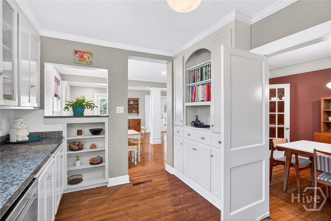 512 East 58th Street Savannah, GA 31405 - Photo 9 of 44 Kitchen with view of family room