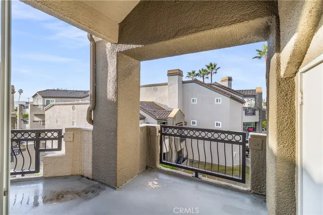 $915,000 | 430 Lake Street, Unit 304, Huntington Beach, CA 92648