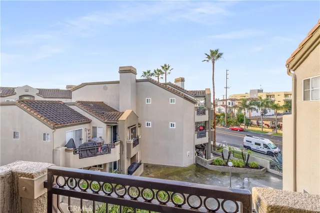 $915,000 | 430 Lake Street, Unit 304, Huntington Beach, CA 92648