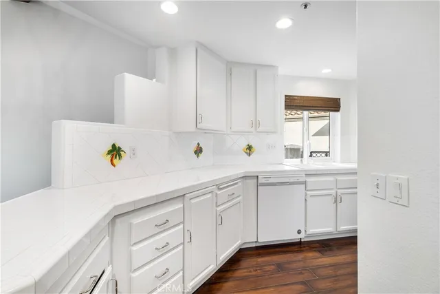 $915,000 | 430 Lake Street, Unit 304, Huntington Beach, CA 92648