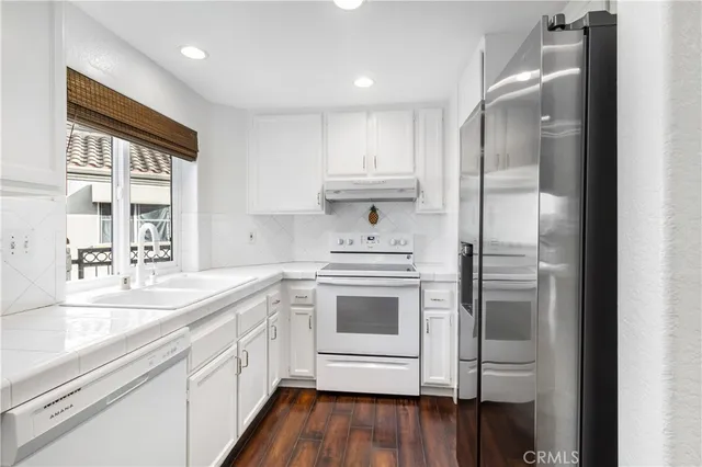 $915,000 | 430 Lake Street, Unit 304, Huntington Beach, CA 92648