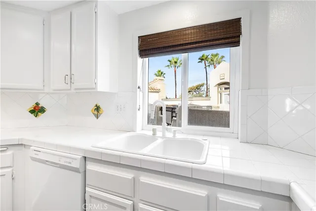 $915,000 | 430 Lake Street, Unit 304, Huntington Beach, CA 92648