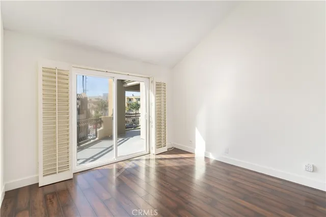 $915,000 | 430 Lake Street, Unit 304, Huntington Beach, CA 92648