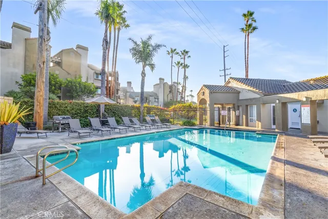 $915,000 | 430 Lake Street, Unit 304, Huntington Beach, CA 92648