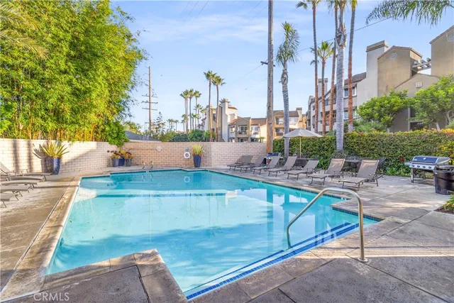 $915,000 | 430 Lake Street, Unit 304, Huntington Beach, CA 92648
