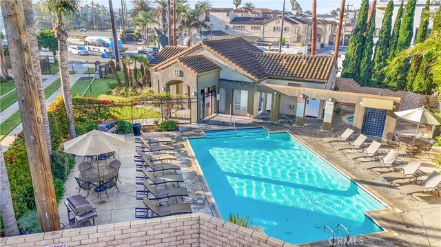 $915,000 | 430 Lake Street, Unit 304, Huntington Beach, CA 92648