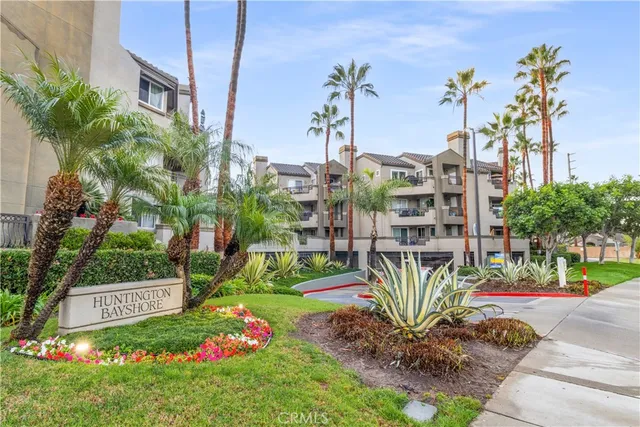$915,000 | 430 Lake Street, Unit 304, Huntington Beach, CA 92648
