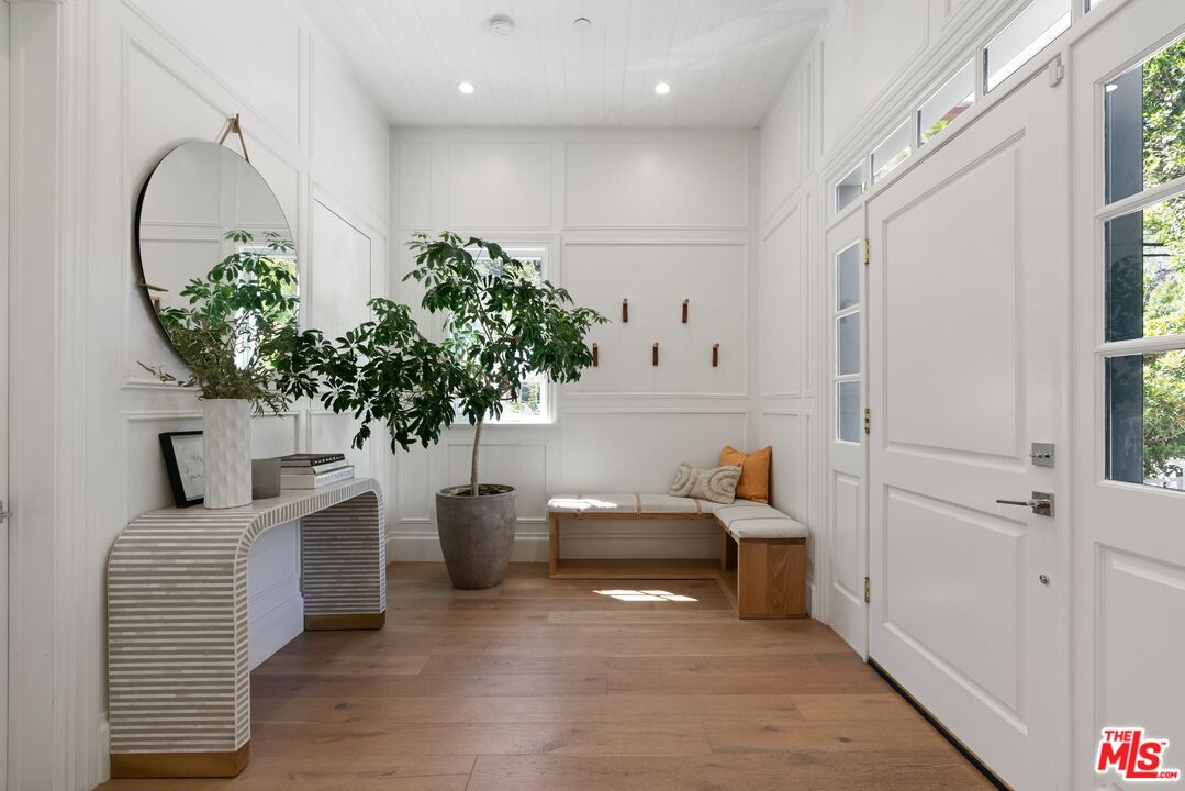 12090 Chalon Road Los Angeles, CA 90049 - Photo 4 of 47 Gallery Image 4