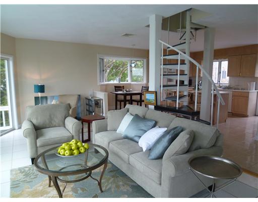 1334 Anthony Road Portsmouth, RI 02871 - Photo 4 of 19 Living Room.