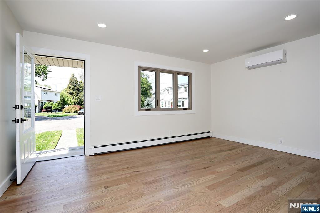 20 Dojean Court Bergenfield, NJ 07621 - Photo 3 of 50