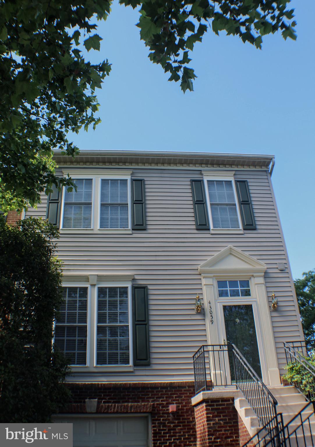 43059 Golf View Drive Chantilly, VA 20152 - Photo 2 of 46 One car attached garage