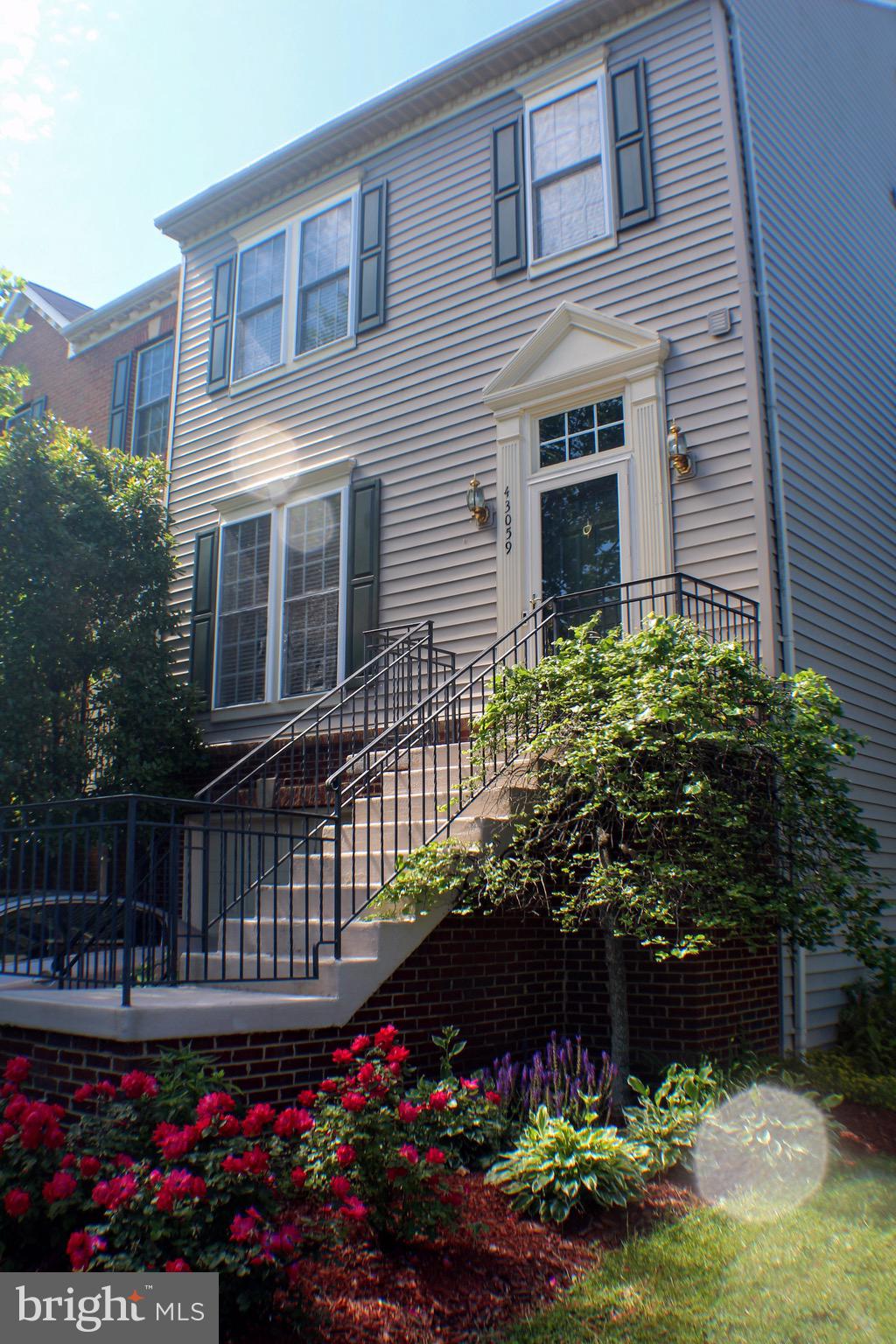 43059 Golf View Drive Chantilly, VA 20152 - Photo 4 of 46 Beautiful landscaping!