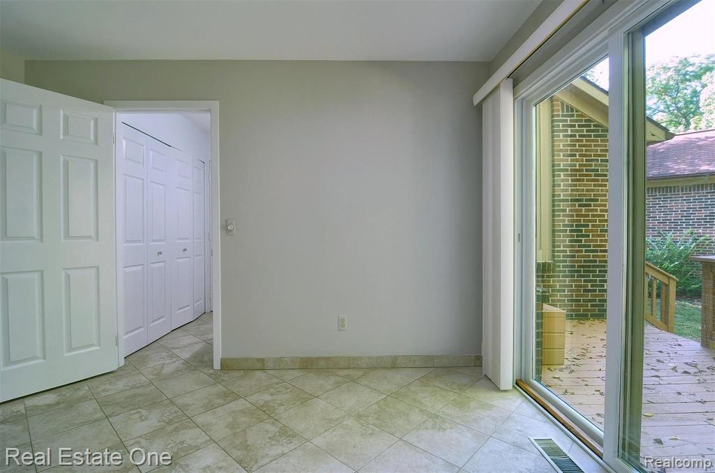 6140 Spring Vale Road, Unit 94 West Bloomfield, MI 48322 - Photo 15 of 37 Gallery Image 15
