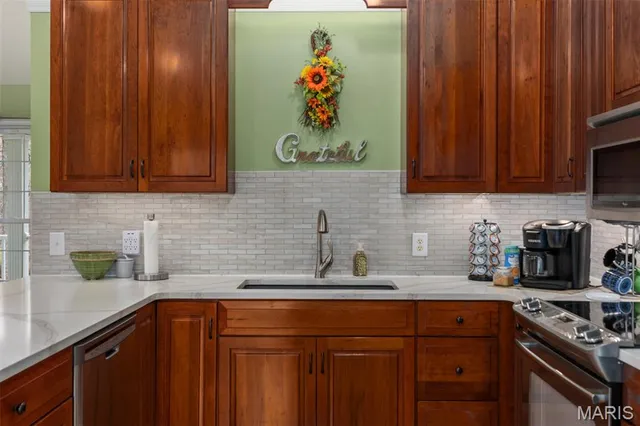 $445,000 | 2 Day Springs Lane, Litchfield, IL 62056